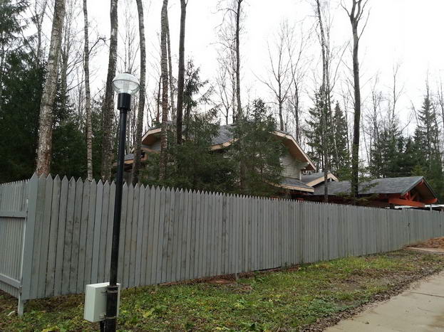 В лесной части поселка даже поздней осенью домов не видно из-за елей и берез. Иногда из-за обилия деревянных домиков, вписанных в лесной пейзаж, создается впечатление, что ты где-то в Финляндии