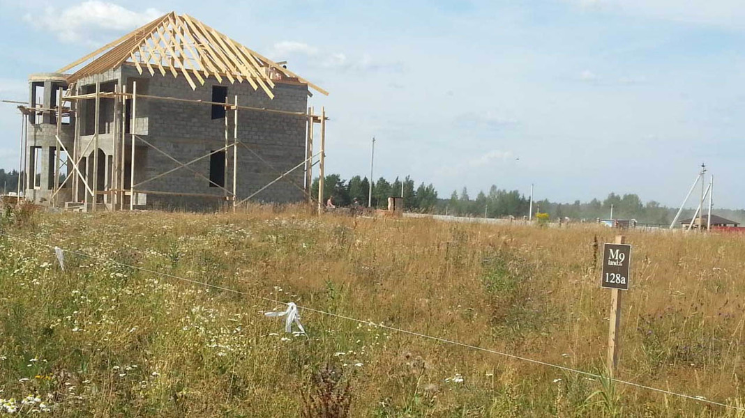 27.07.2014 жители активно строят дома.